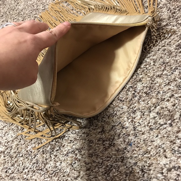 👜NWOT, Beautiful Golden Fringe Wristlet by Macy’s - Picture 4 of 8